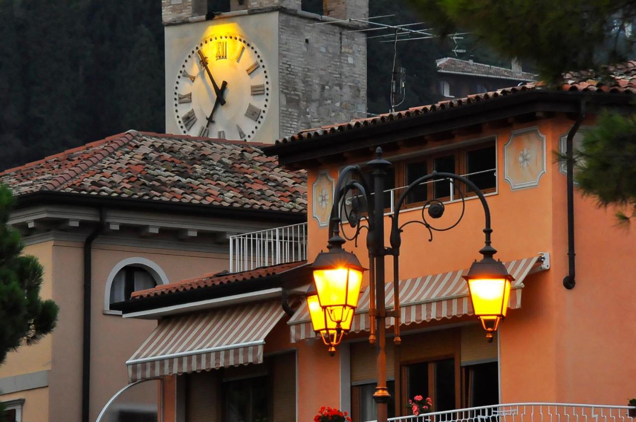 Albergo Meuble Olivi Toscolano Maderno Buitenkant foto